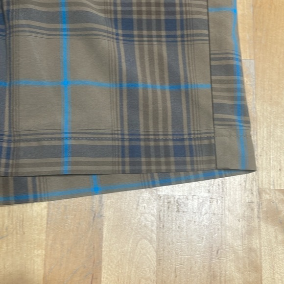 Men’s vans off the wall plaid shorts - Picture 2 of 9